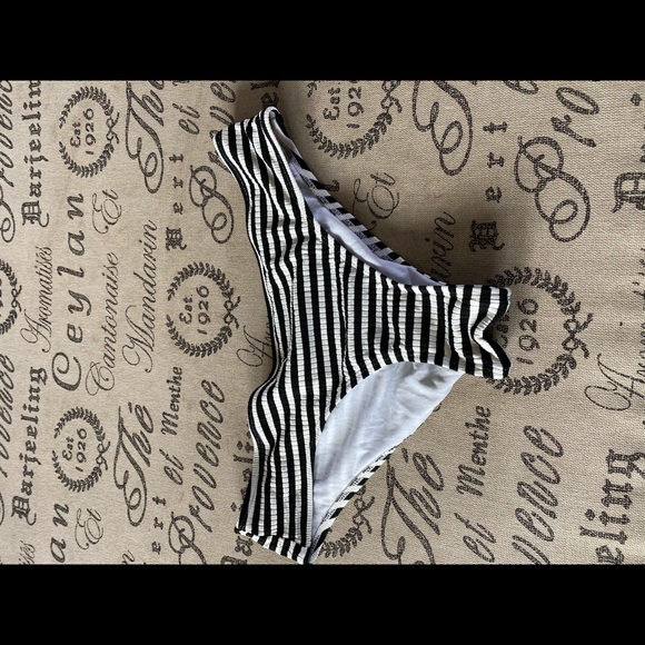 Cheeky bathing suit bottoms - Picture 1 of 3
